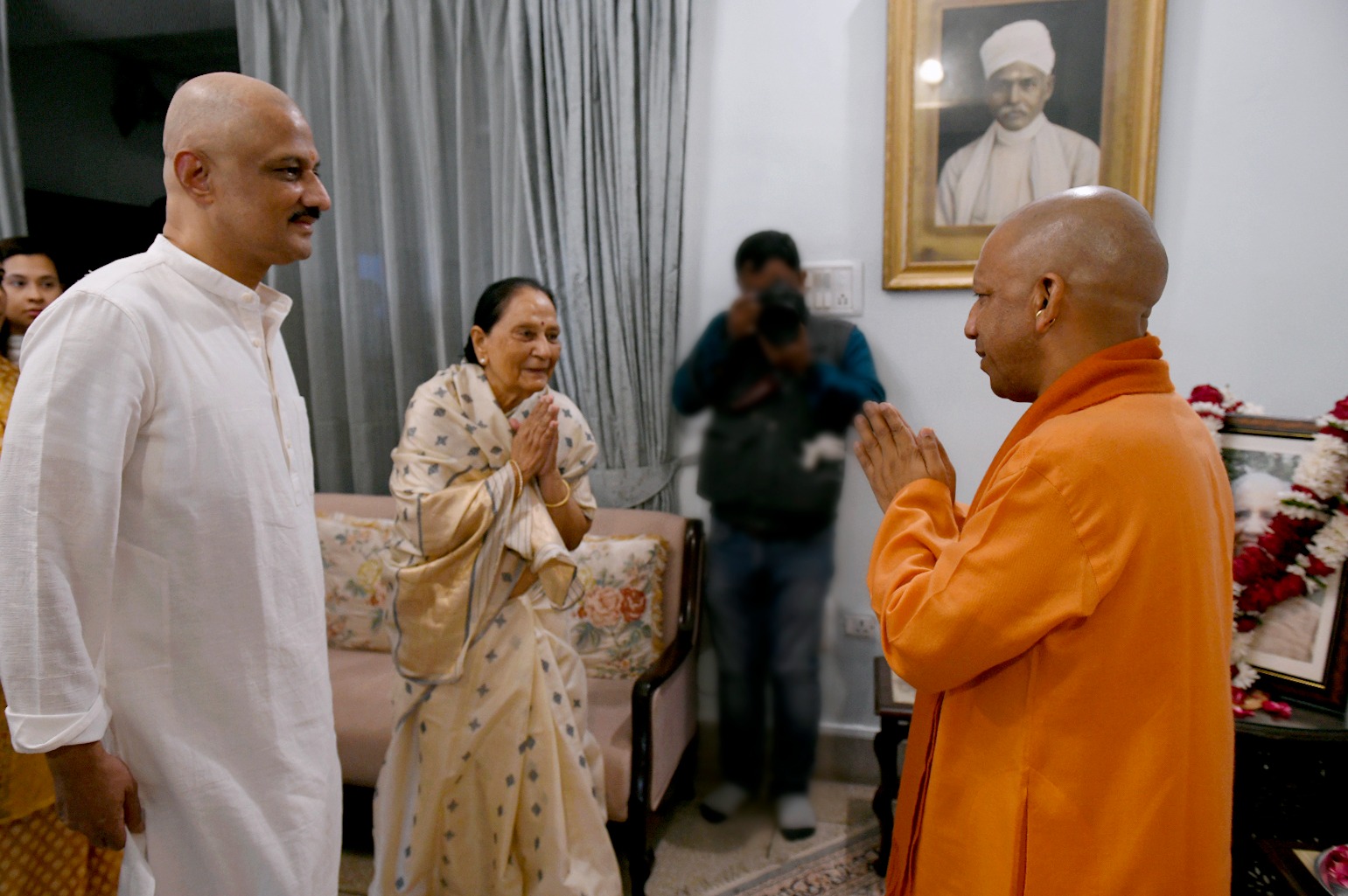 न्यायमूर्ति गिरिधर मालवीय के परिजनों से मिलने पहुंचे सीएम योगी। जताई संवेदना,मुलाकात के दौरान सीएम ने मालवीय जी के योगदान को किया याद।