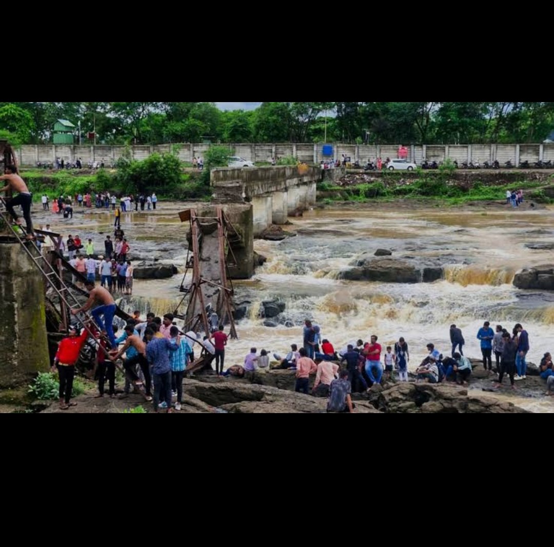 महाराष्ट्र: पुणे में इंद्रायणी नदी पर बना पुल गिरा, दो की मौत, कई घायल, राहत कार्य जारी